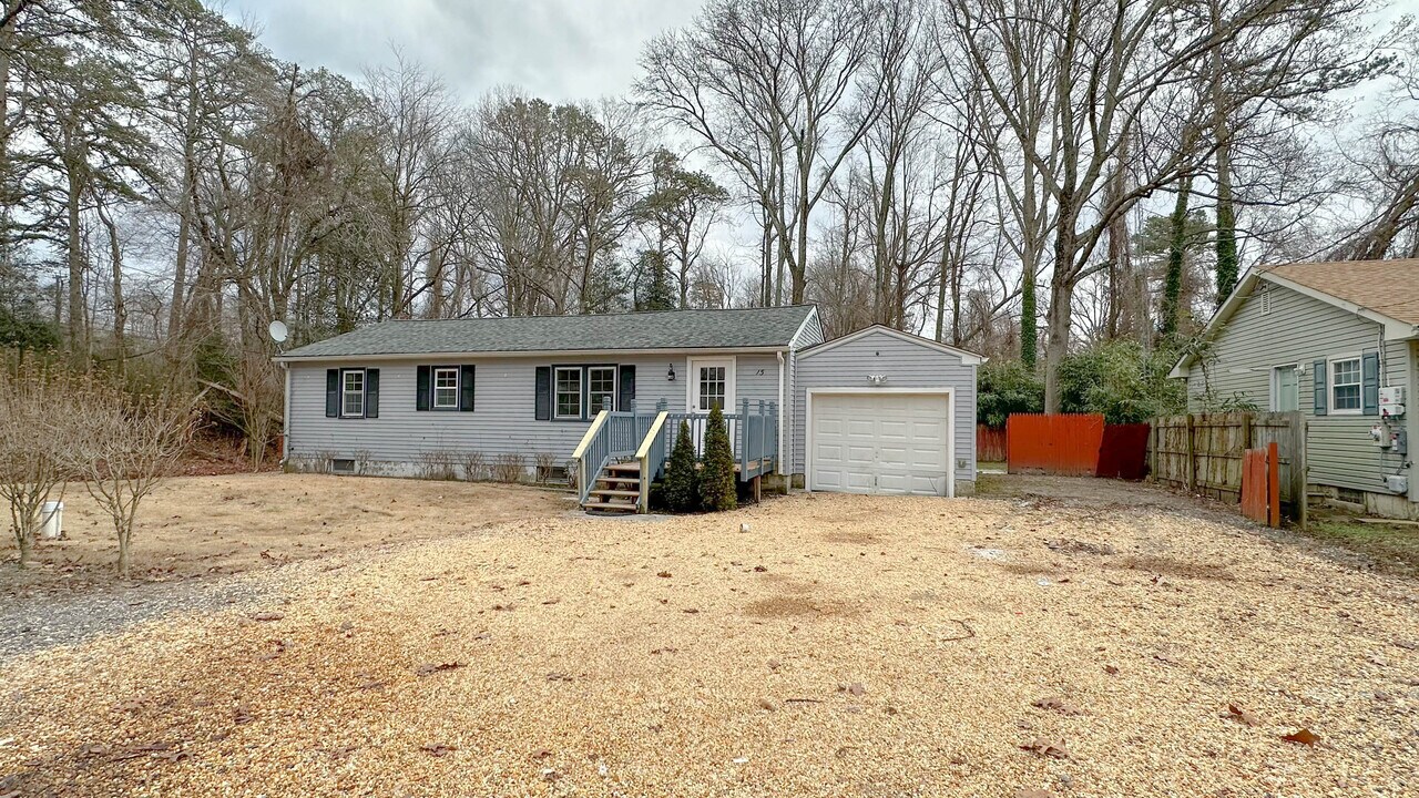 15 Hawthorn Rd in Millville, NJ - Building Photo