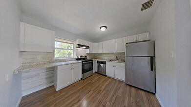 2206 Avenue N in Fort Pierce, FL - Building Photo - Building Photo