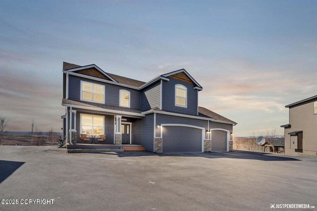 5057 E Loft Cir in Wasilla, AK - Building Photo