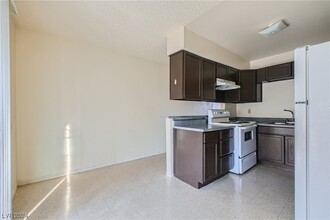 1537 Cobb Ln-Unit -4 in Las Vegas, NV - Building Photo - Building Photo