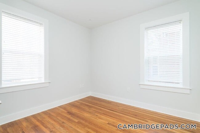 18 Forest St, Unit 23 in Cambridge, MA - Foto de edificio - Building Photo