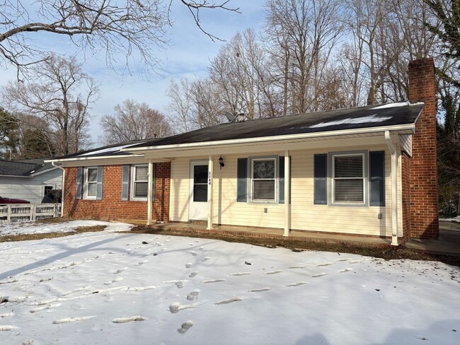 2744 Westchester Dr in Burlington, NC - Building Photo - Building Photo