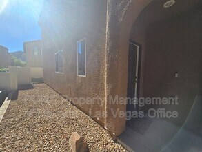 9389 Black Wolf Ave in Las Vegas, NV - Building Photo - Building Photo