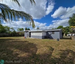 2221 Sunset Strip in Sunrise, FL - Foto de edificio - Building Photo