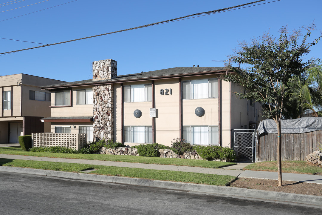 821 Edgewood St in Inglewood, CA - Foto de edificio