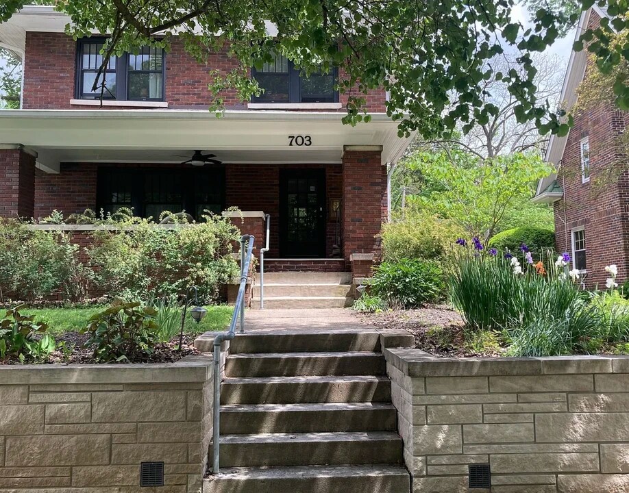 703 S Fess Ave in Bloomington, IN - Foto de edificio