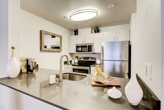 Ellington at Bellevue in Bellevue, WA - Foto de edificio - Building Photo