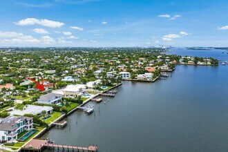 2100 Notre Dame Dr in Lake Worth Beach, FL - Building Photo - Building Photo