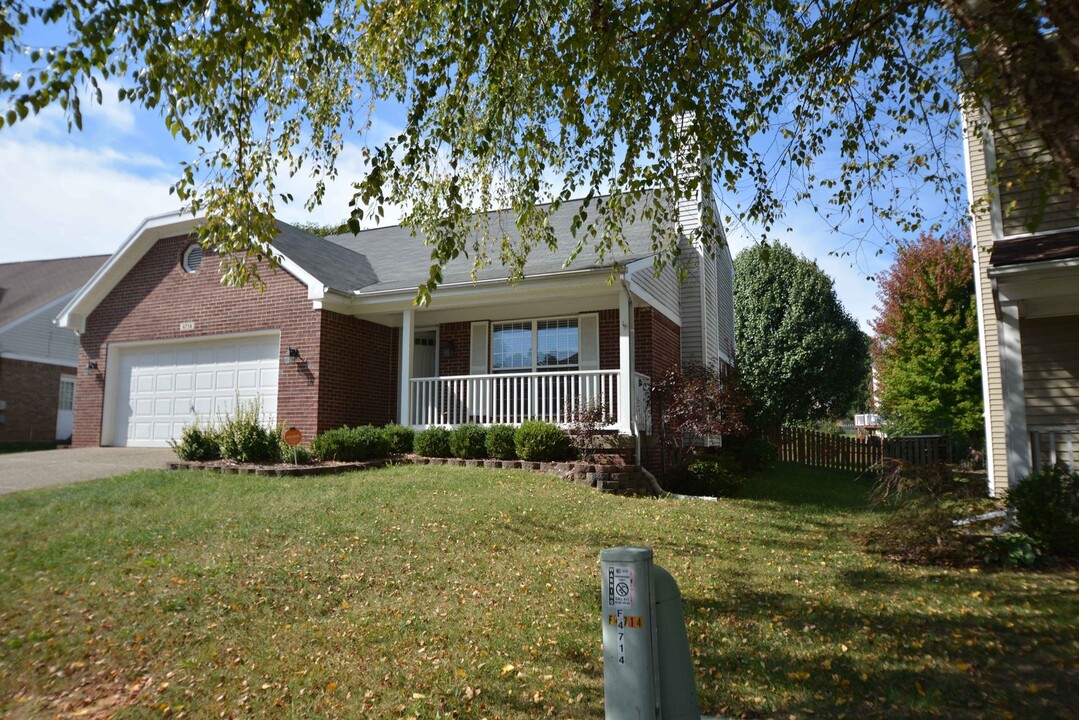 4714 Wooded Oak Cir in Louisville, KY - Foto de edificio