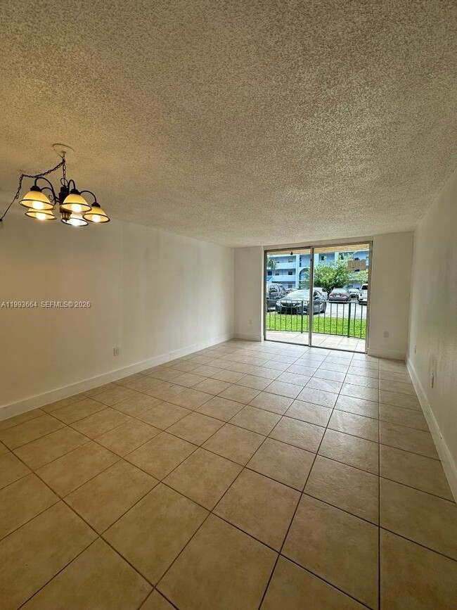 9360 Fontainebleau Blvd, Unit 104 in Miami, FL - Building Photo - Building Photo