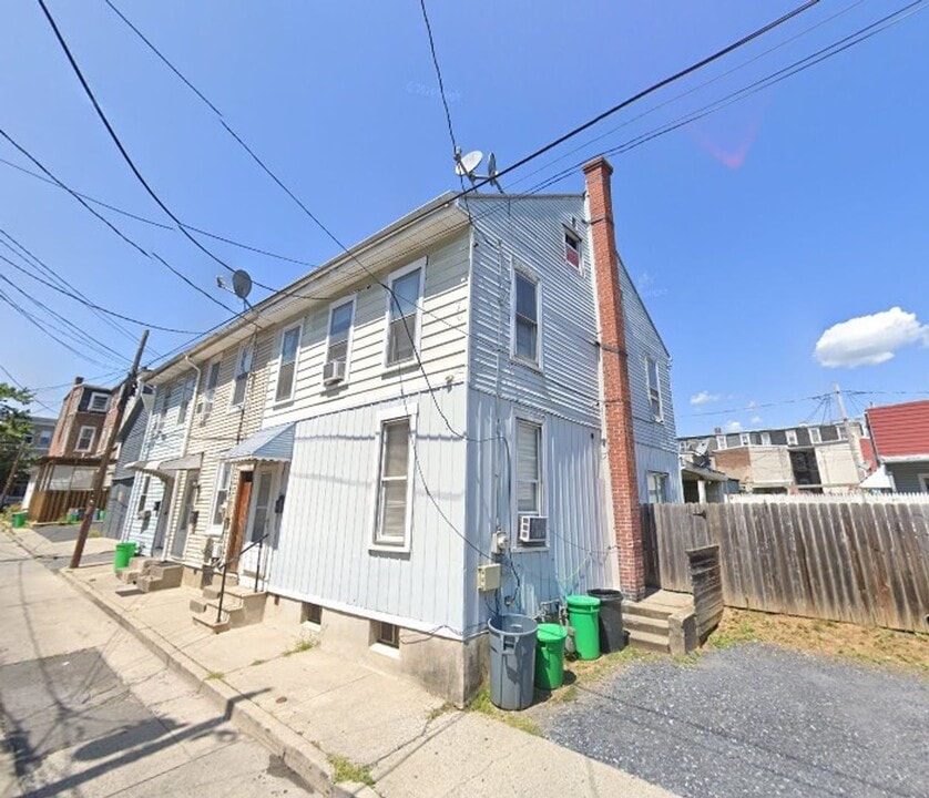 1131 Oak St in Allentown, PA - Building Photo