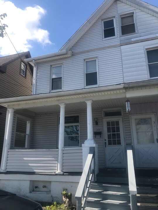 319 W White St in Summit Hill, PA - Building Photo