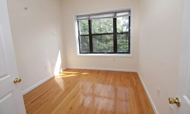 215 Woodward St, Unit 8 in Jersey City, NJ - Foto de edificio - Building Photo