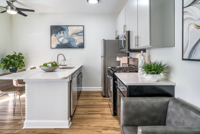 Iris Luxury Apartments in Memphis, TN - Building Photo - Building Photo