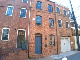 104 S Chapel St in Baltimore, MD - Building Photo
