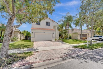 1104 Cedar Falls Dr in Weston, FL - Building Photo - Building Photo