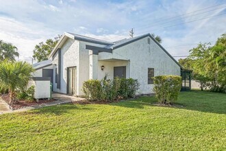 273 SW Sterret Cir, Unit 501 in Port St. Lucie, FL - Foto de edificio - Building Photo