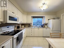 2294 Wyandotte Dr in Oakville, ON - Building Photo