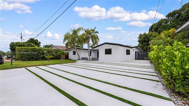 2413 Gulfstream Ln in Fort Lauderdale, FL - Building Photo - Building Photo