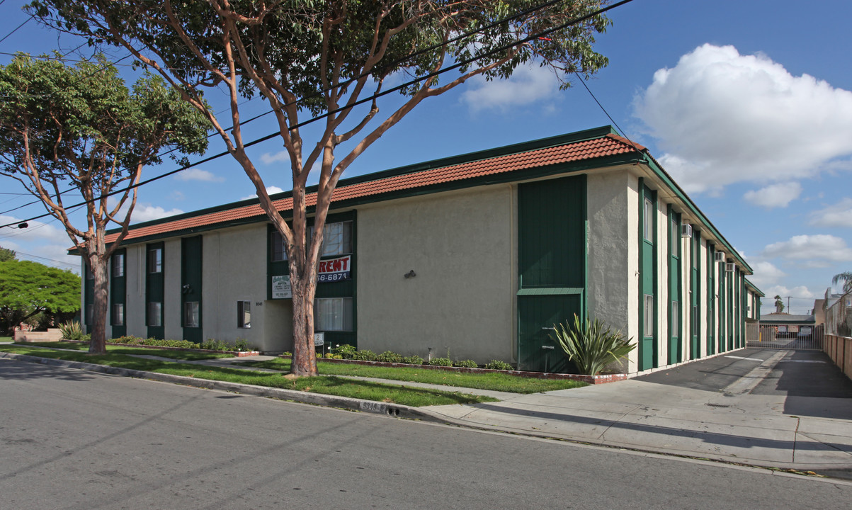 Cedar Villa Apartments in Bellflower, CA - Foto de edificio