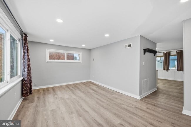 7911 Bank St in Baltimore, MD - Foto de edificio - Building Photo