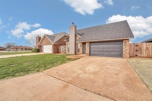 2805 Shiloh Ln in Altus, OK - Building Photo