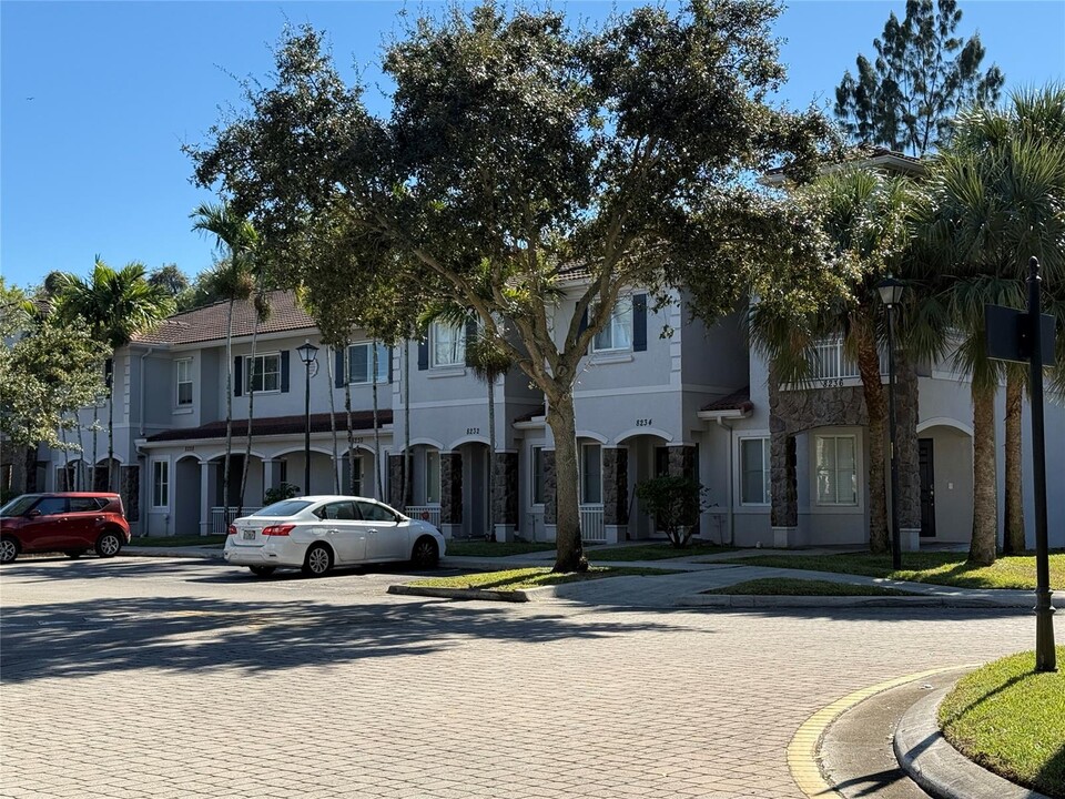 8250 SW 29th St in Miramar, FL - Foto de edificio