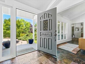 14950 Chalk Hill Rd in Healdsburg, CA - Foto de edificio - Building Photo