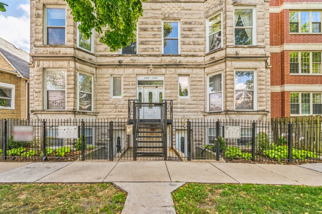 1939 N Sawyer Ave in Chicago, IL - Building Photo