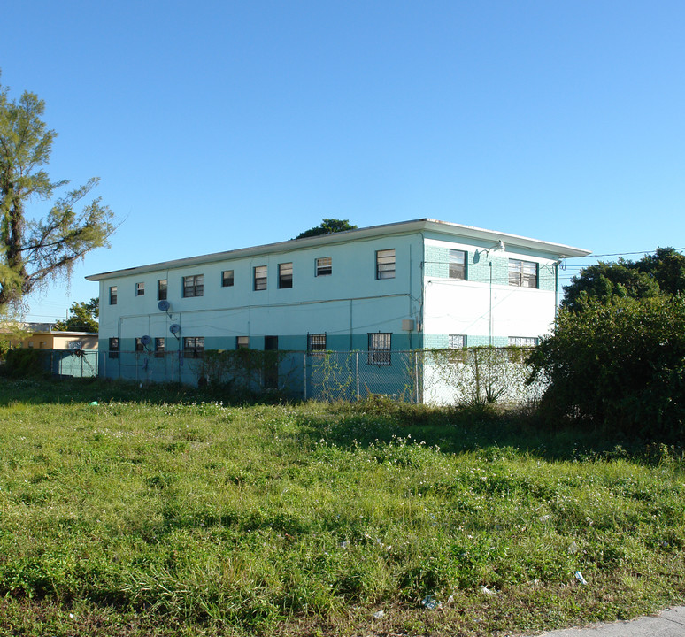 925 NW 69th St in Miami, FL - Building Photo