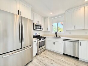 1345 18th St in Santa Monica, CA - Building Photo - Building Photo