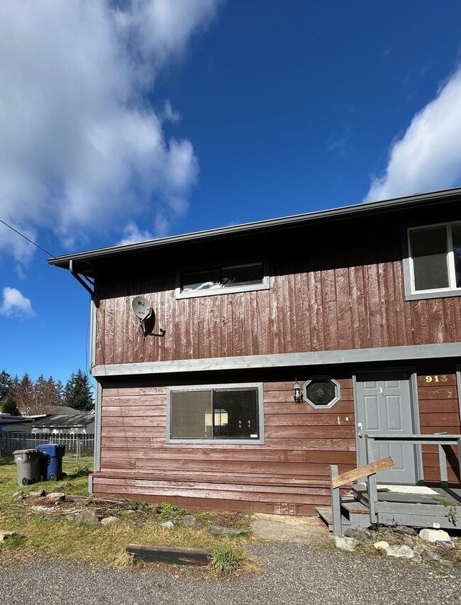 property at 913 Peters Pl SE