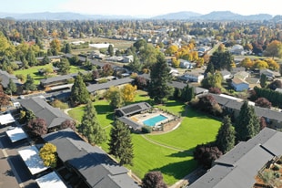 Pacific Village in Springfield, OR - Building Photo