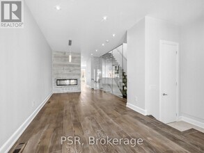 520 McRoberts Ave in Toronto, ON - Building Photo - Building Photo