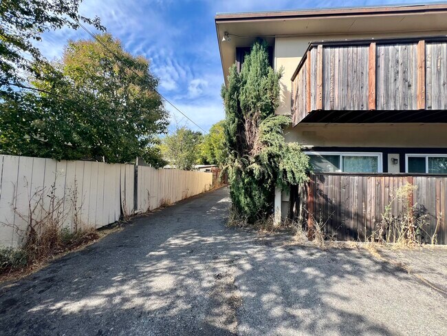 1222 Sir Francis Drake Blvd, Unit Jimmy Bastos in San Anselmo, CA - Building Photo - Building Photo