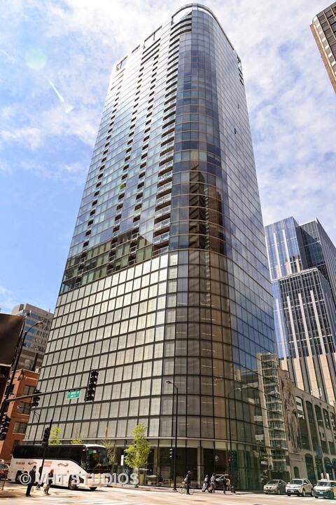 600 N Fairbanks Ct in Chicago, IL - Building Photo