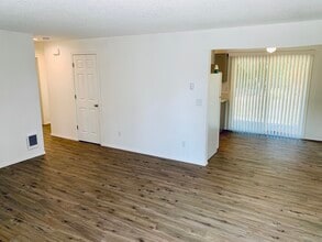 15631 e burnside st, Unit B in Portland, OR - Foto de edificio - Building Photo