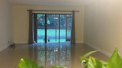 227 Lakeview Dr, Unit 104 in Weston, FL - Building Photo - Building Photo