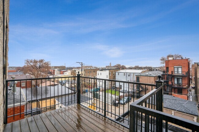 2414 W Grenshaw St in Chicago, IL - Building Photo - Building Photo
