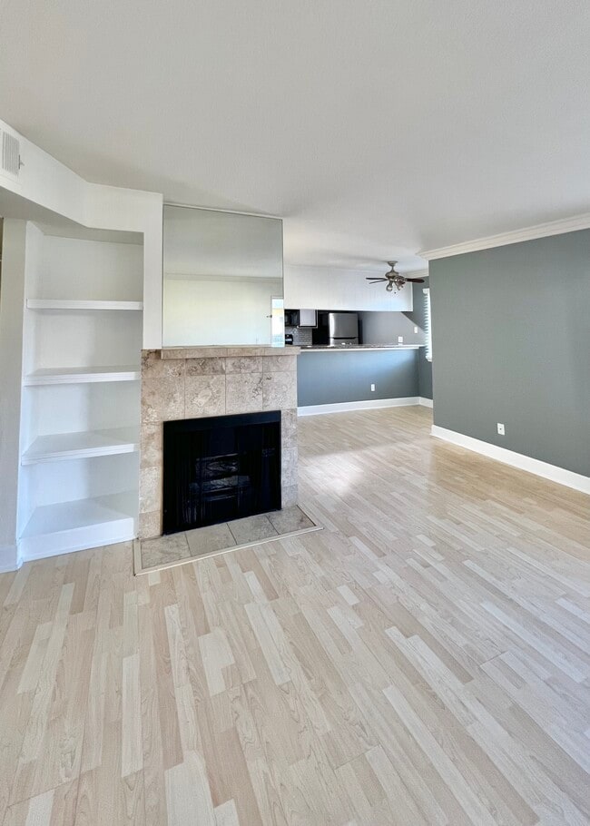 7045 Woodley Ave, Unit 212 in Los Angeles, CA - Foto de edificio - Building Photo