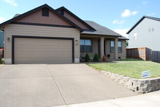 813 Marion Ct in Dayton, OR - Building Photo - Building Photo