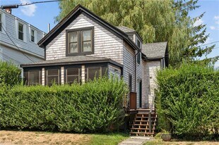75 Garfield St in Newport, RI - Building Photo