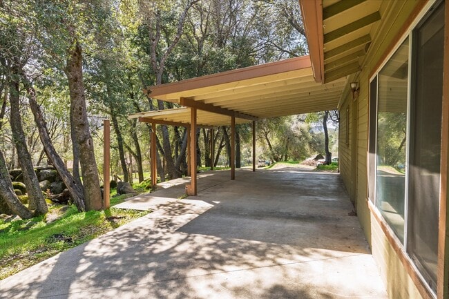 51708 Rd 426 in Oakhurst, CA - Foto de edificio - Building Photo