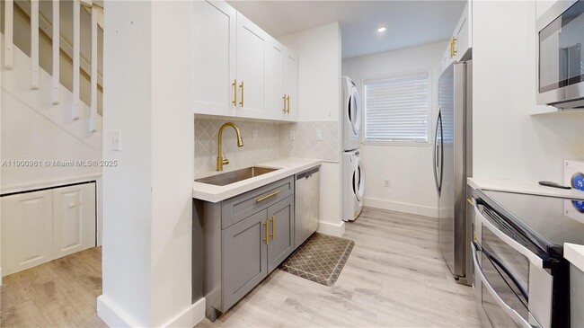 7965 NW 8th St in Miami, FL - Building Photo - Building Photo