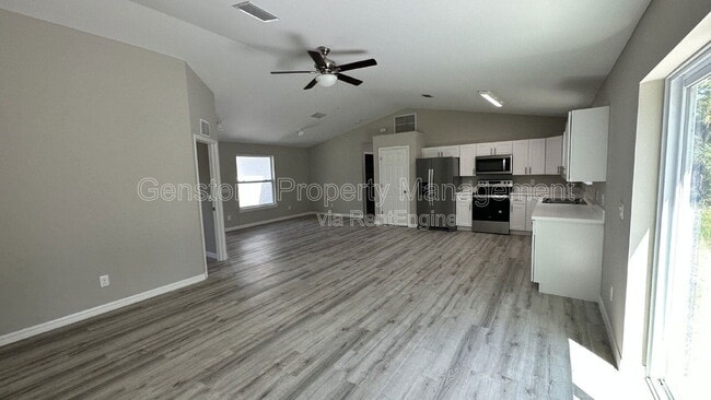 327 Lester Ave S in Lehigh Acres, FL - Building Photo - Building Photo