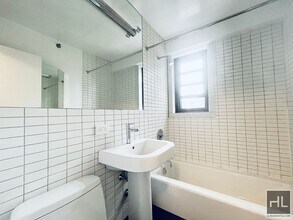 East 39th Street in New York, NY - Foto de edificio - Building Photo