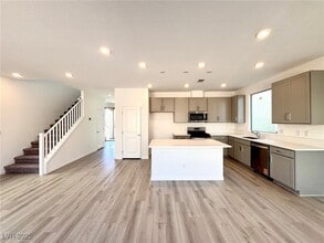 10261 Digby Fine St in Las Vegas, NV - Building Photo - Building Photo