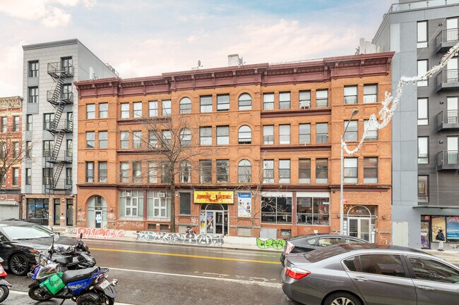 740 Grand St in Brooklyn, NY - Foto de edificio - Building Photo