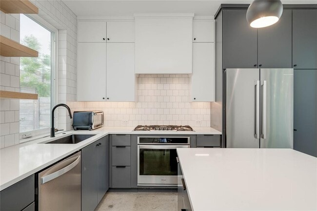 1206 Justin Ln in Austin, TX - Foto de edificio - Building Photo