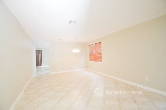 5010 SW 155th Ave in Miramar, FL - Foto de edificio - Building Photo